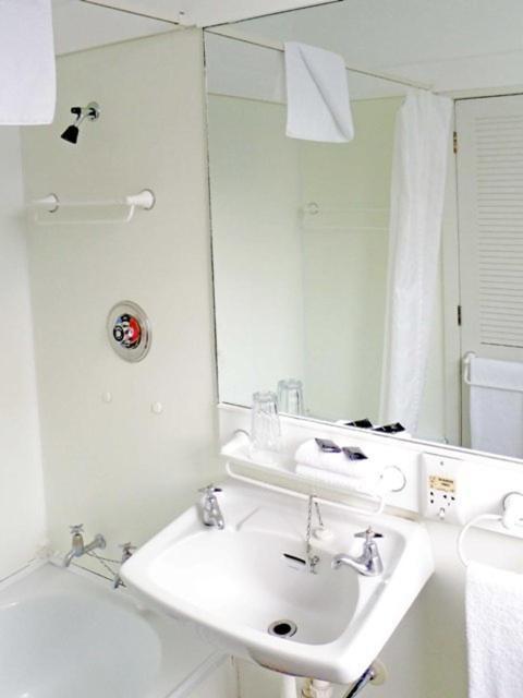 The Cobb Hotel Palmerston North Room photo